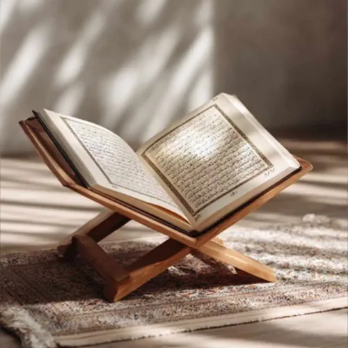 Geöffneter Koran auf einem hölzernen Koranständer