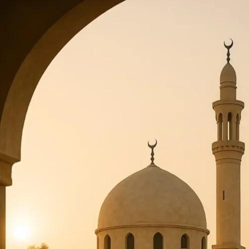 Kuppel und Minarett einer Moschee im warmen Abendlicht